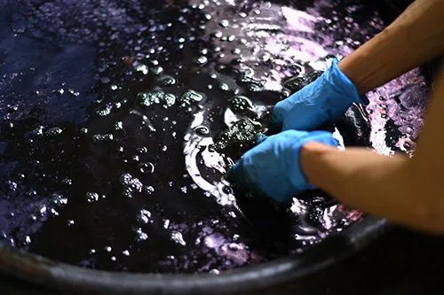 Enjoy natural indigo dyeing