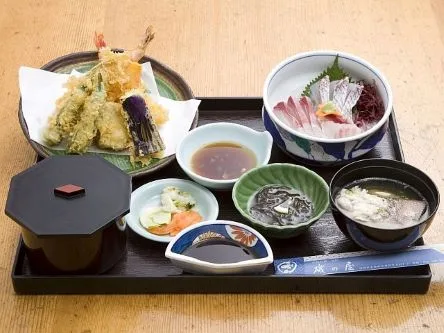 Visit popular spots in Itoshima with seafood lunch (short course)