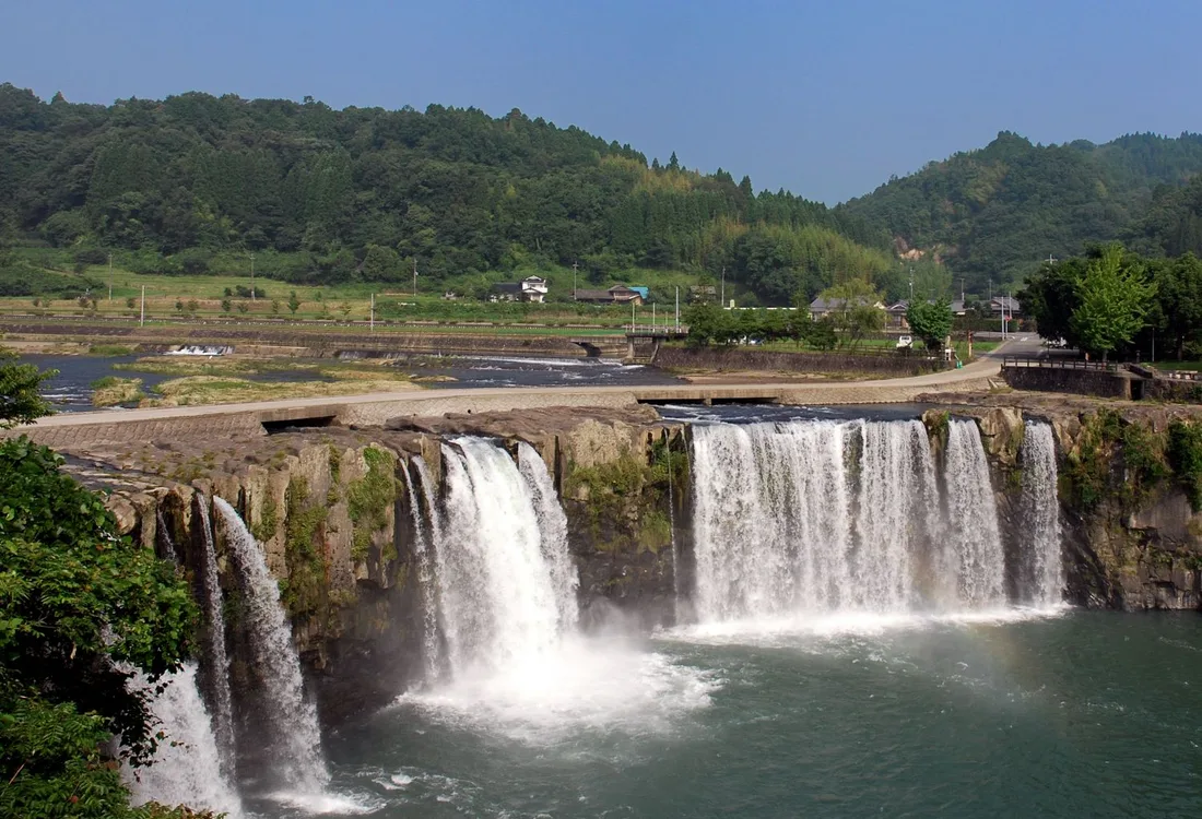 Trekking:A journey to visit the tracks carved by water and time on the land created by the great pyroclastic flows