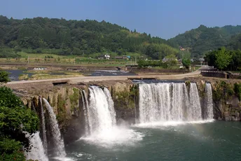 Trekking：A journey to visit the tracks carved by water and time on the land created by the great pyroclastic flows :