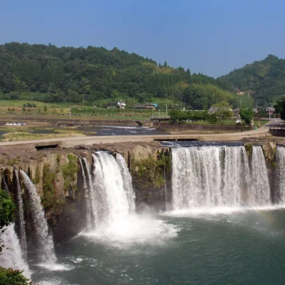 Trekking：A journey to visit the tracks carved by water and time on the land created by the great pyroclastic flows 