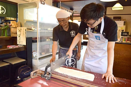 Kurume Chikugo Udon Handmade Experience ~ Experience techniques handed down directly from the famous Takeya