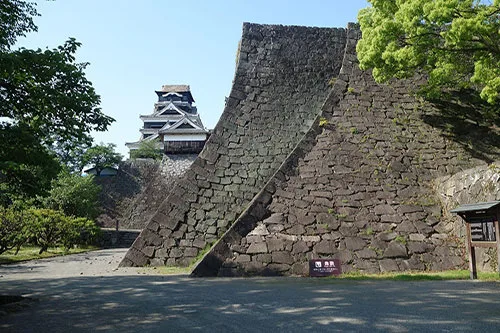 Two Must-See Tourist Spots in Kumamoto City: The Impenetrable Kumamoto Castle & the Relaxing Suizenji Jojuen Garden