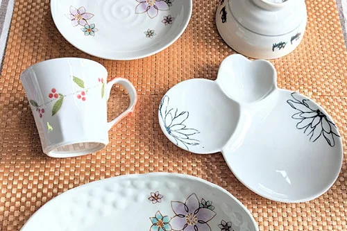 You can do a lot of stickers! “Set of 2 round plates, 2 small plates, and 2 sets of teacups” painting experience 