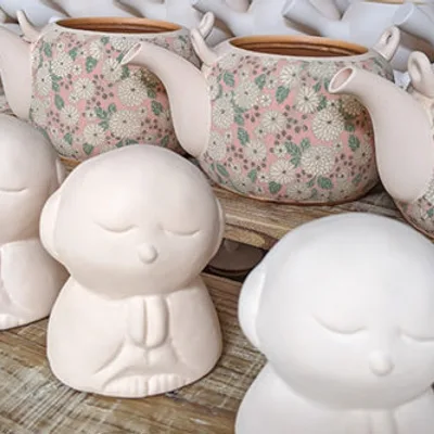 You can do a lot of stickers! “Pot with tea strainer, set of 2 rice bowls & large plate” painting experience