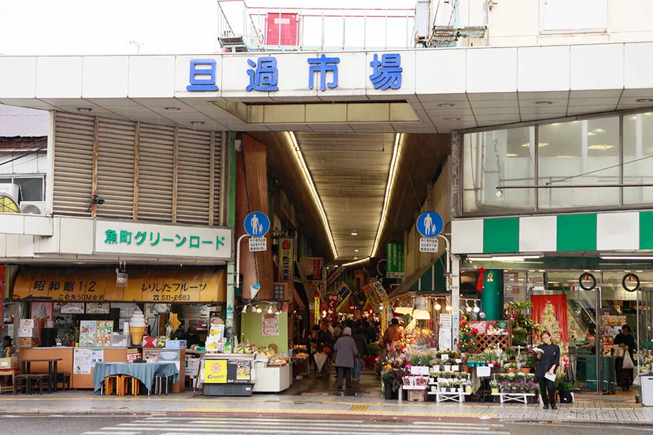 feast-your-senses-fukuokas-bustling-fresh-food-market_02