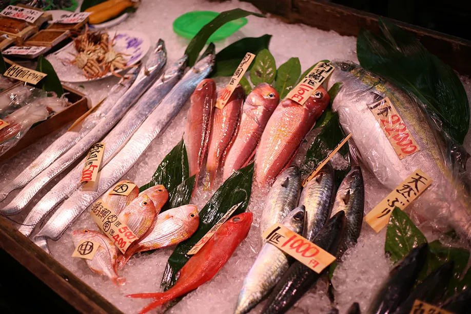 feast-your-senses-fukuokas-bustling-fresh-food-market_03