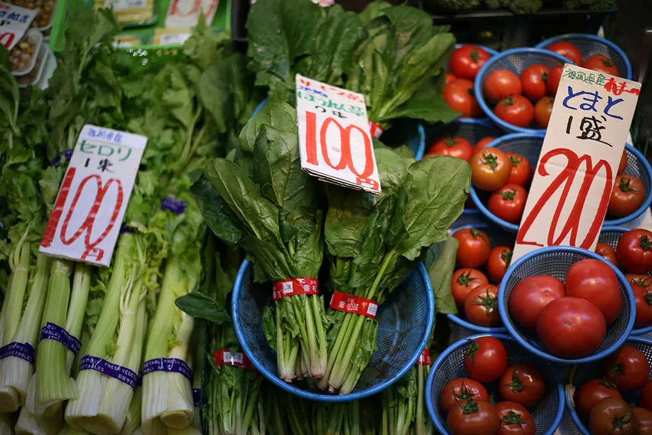feast-your-senses-fukuokas-bustling-fresh-food-market_04