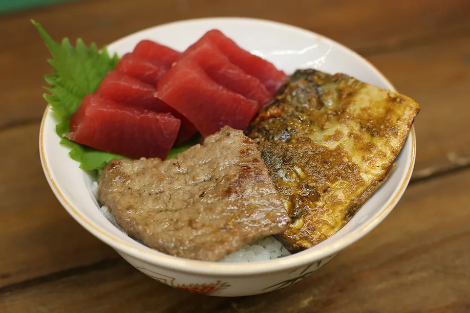 feast-your-senses-fukuokas-bustling-fresh-food-market_14