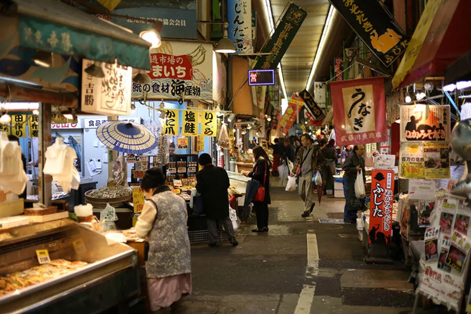 feast-your-senses-fukuokas-bustling-fresh-food-market_15
