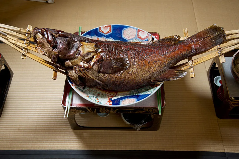 sample-whole-simmered-perch-sagas-unique-festival-food_01
