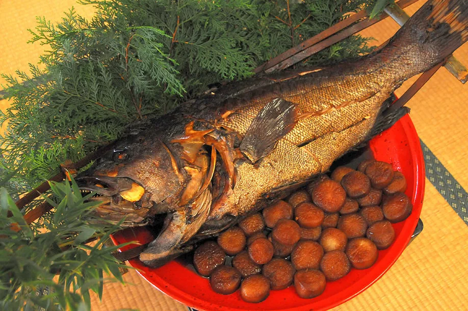 sample-whole-simmered-perch-sagas-unique-festival-food_06